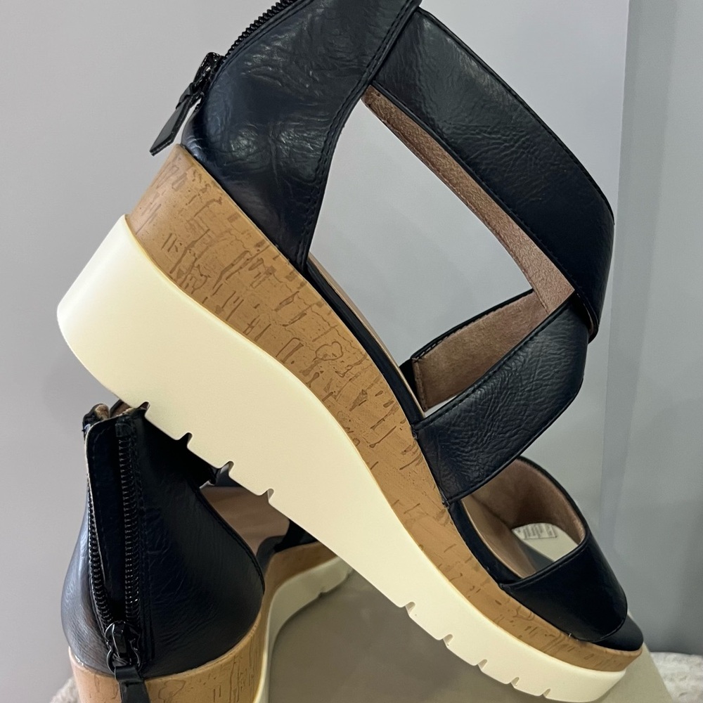 SOUL Naturalizer Black and Tan Sandals - Picture 6 of 6